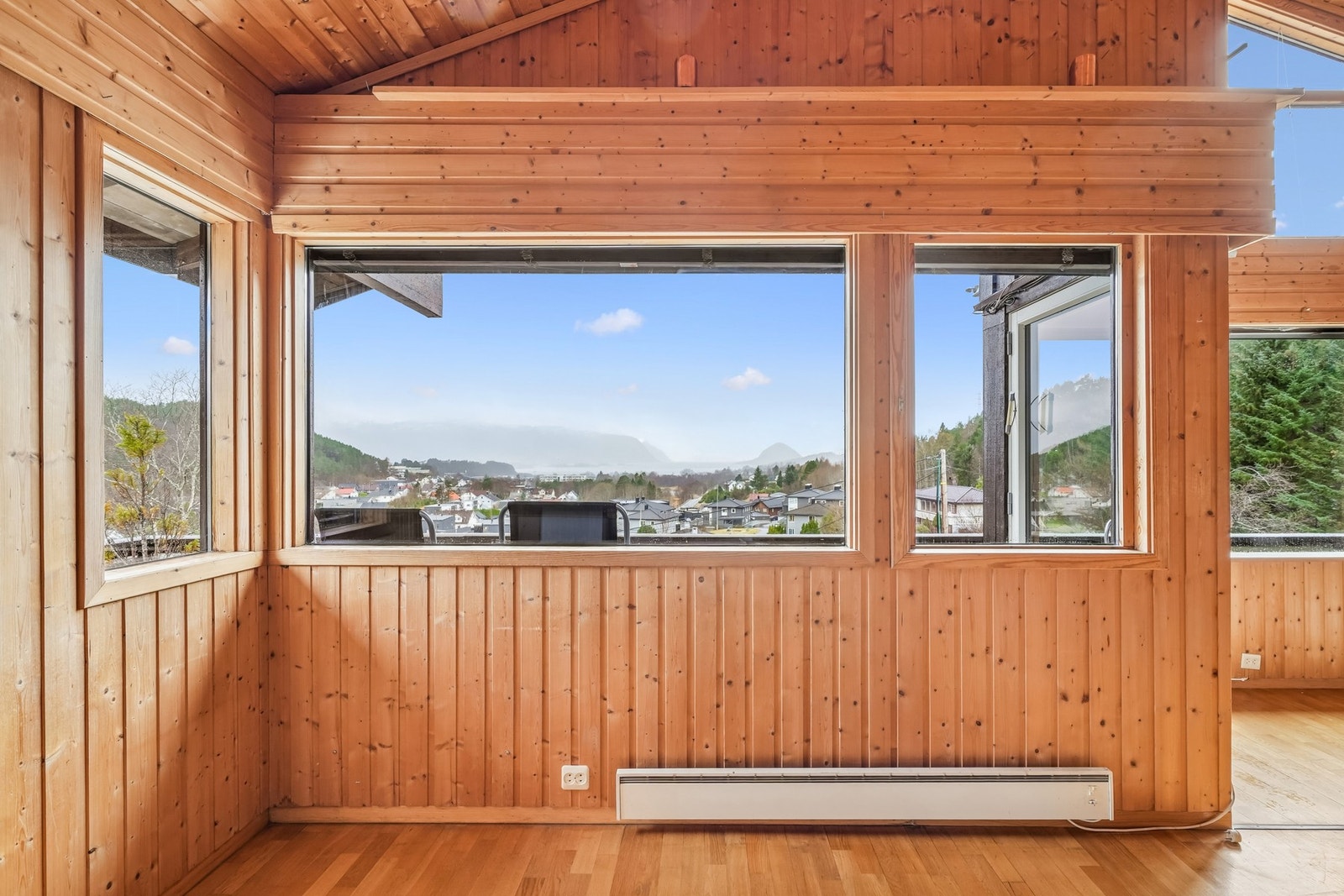 Du har super utsikt fra kjøkkenet, og god plass til spisebord her. Utgang til veranda fra stuen. Galleribilde