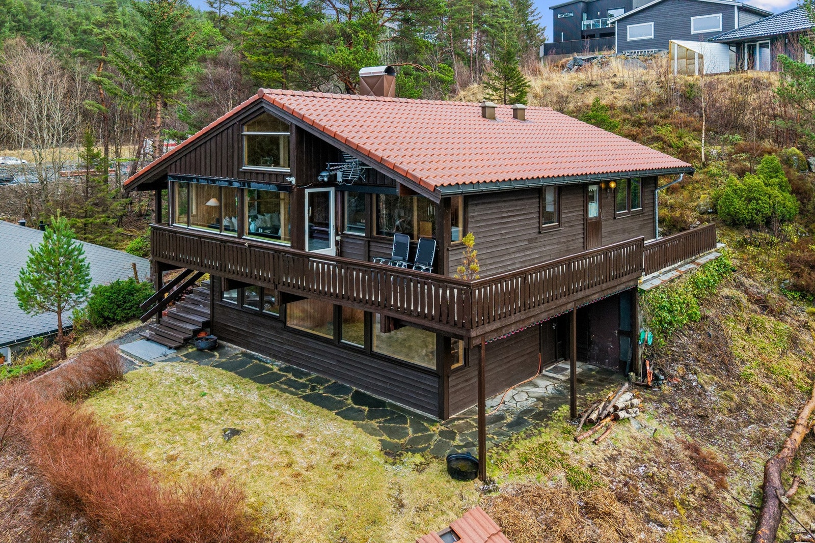 Tomten er opparbeidet med noe hage, og har ellers mye naturtomt. Her kan du slå deg løs og opparbeide tomten etter eget ønske! Galleribilde