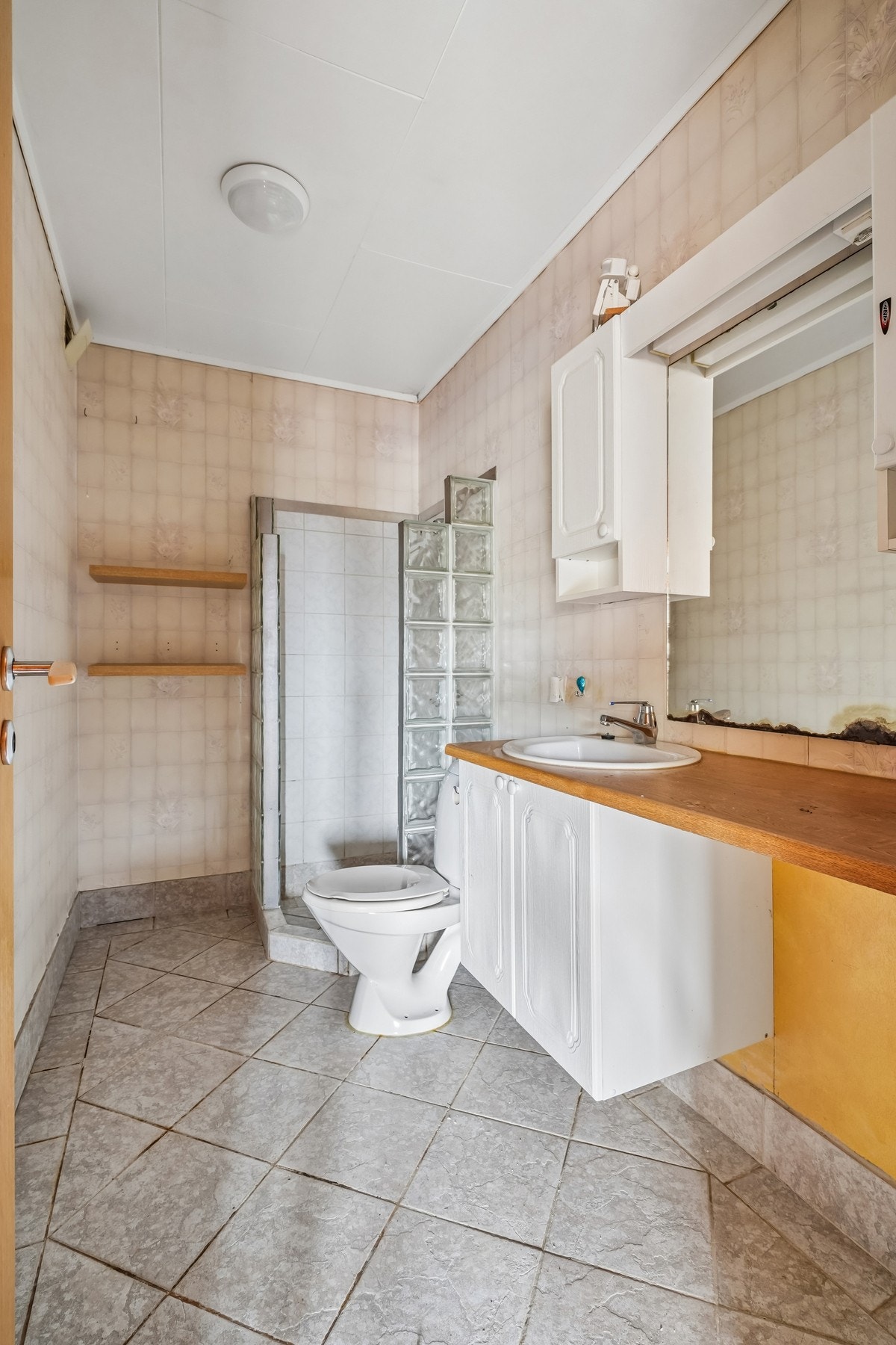 Badet i kjelleretasjen har flislagt gulv med elektriske varmekabler. Galleribilde