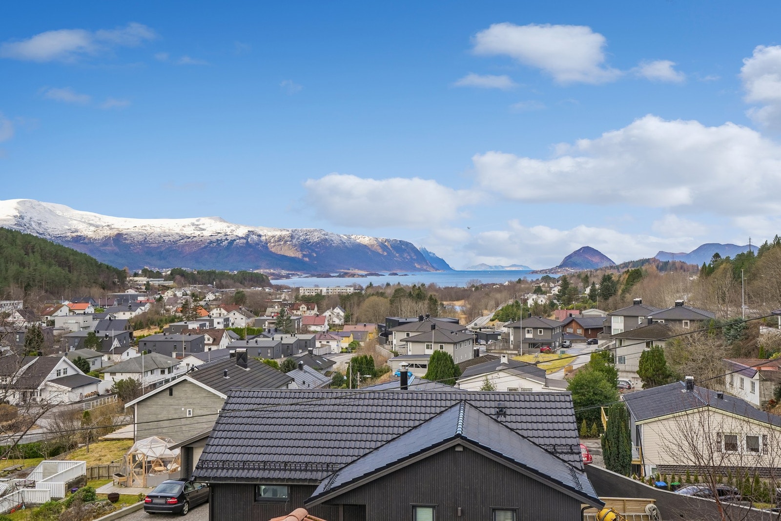 Herfra har du en storslått utsikt vestover mot Borgundfjorden og helt til Runde. Galleribilde