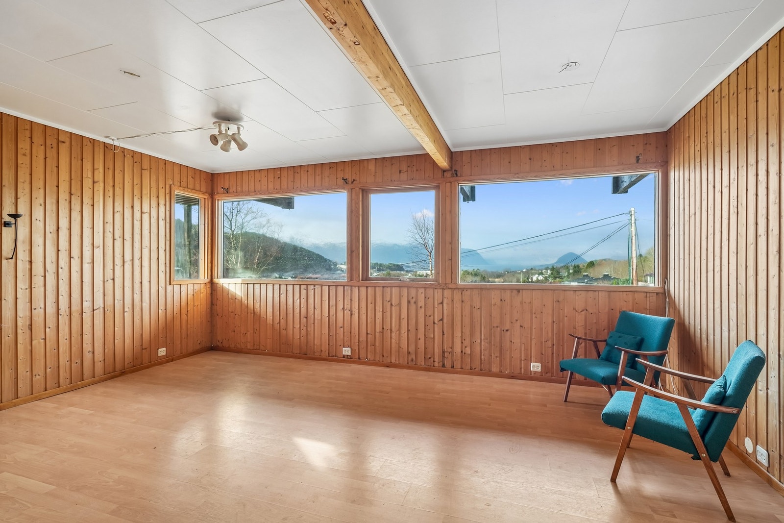 Den flotte utsikten har man også i underetasjen hvor du har en godkjent sokkelleilighet. Galleribilde