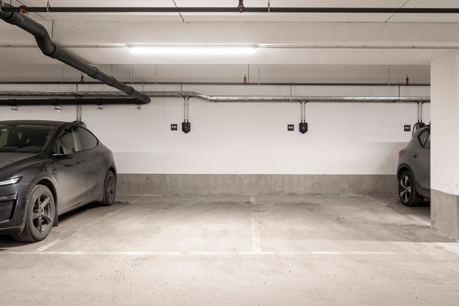 Det følger med en parkeringsplass. Plass nr. 40. Galleribilde