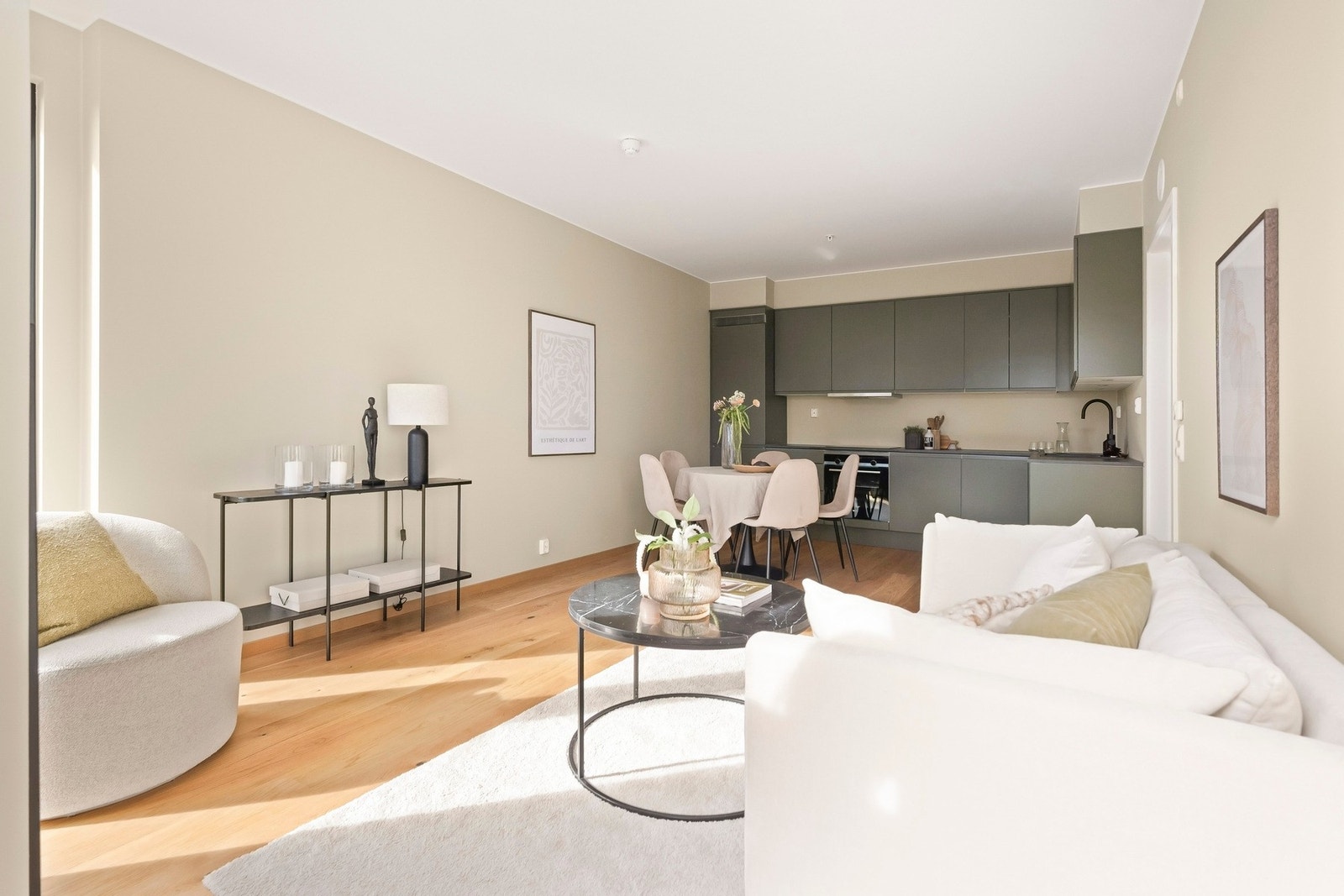 Stuen har plass til sofagruppe, spisestue og oppbevaringsmøbler. Galleribilde
