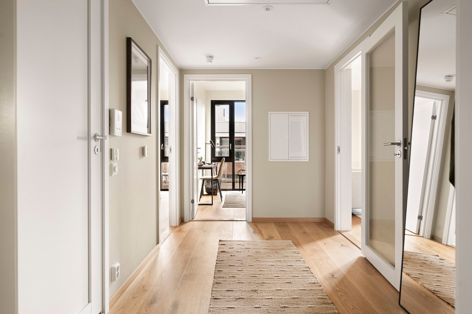 En stavs eikeparkett med vannbåren gulvvarme, pent fargevalg og downlights i himling Galleribilde