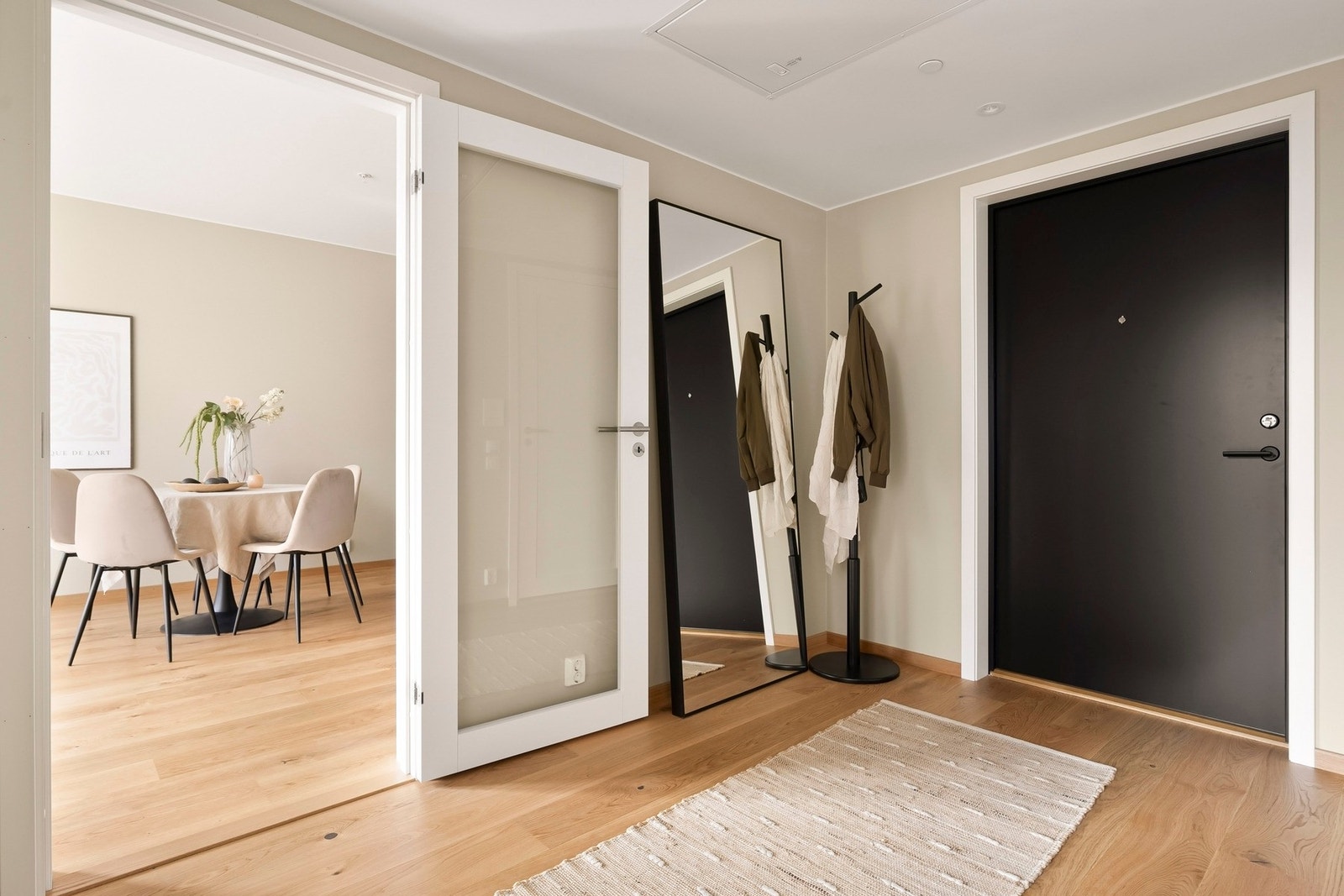 Det første som møter oss i leiligheten er en entré med plass til å henge av seg ytterklær og sette fra seg sko. Galleribilde
