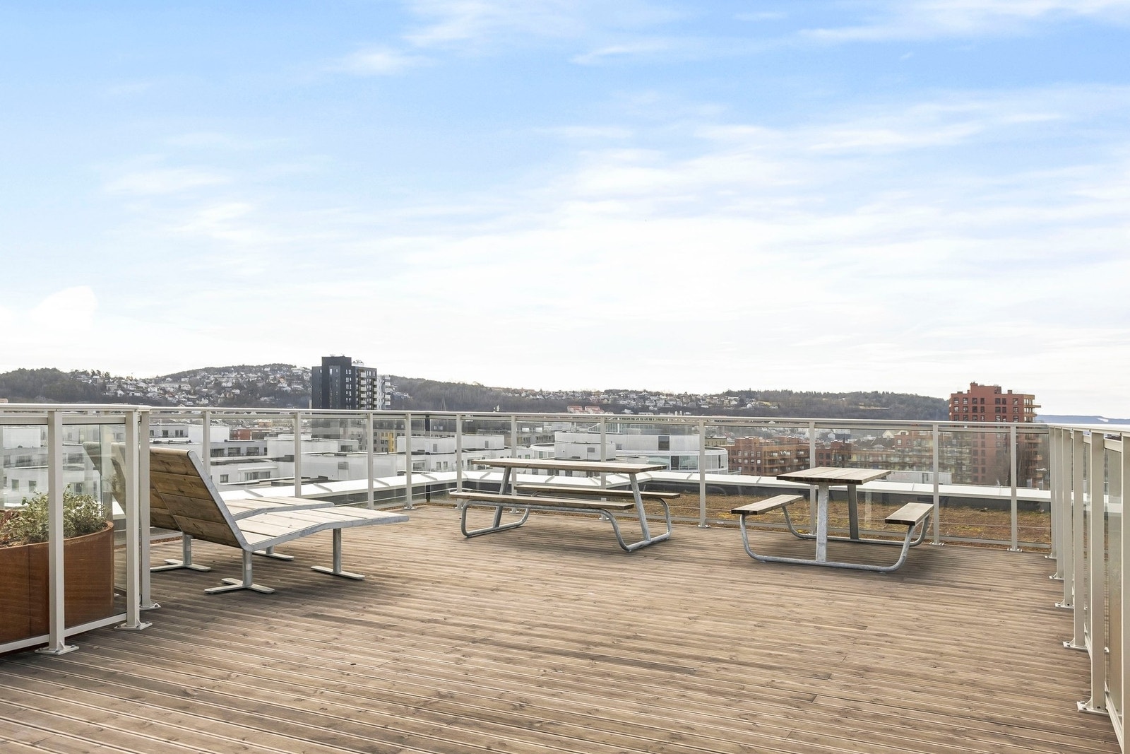 På toppen av bygget er det en felles takterrasse med gode solforhold og flott utsikt. Galleribilde