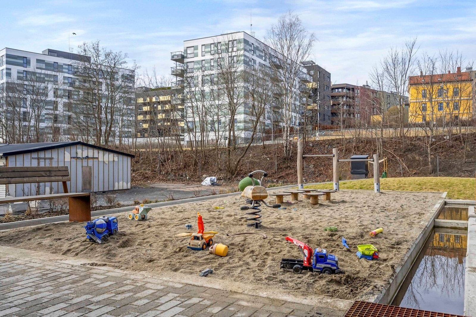 For de minste er det lekeplass. Galleribilde