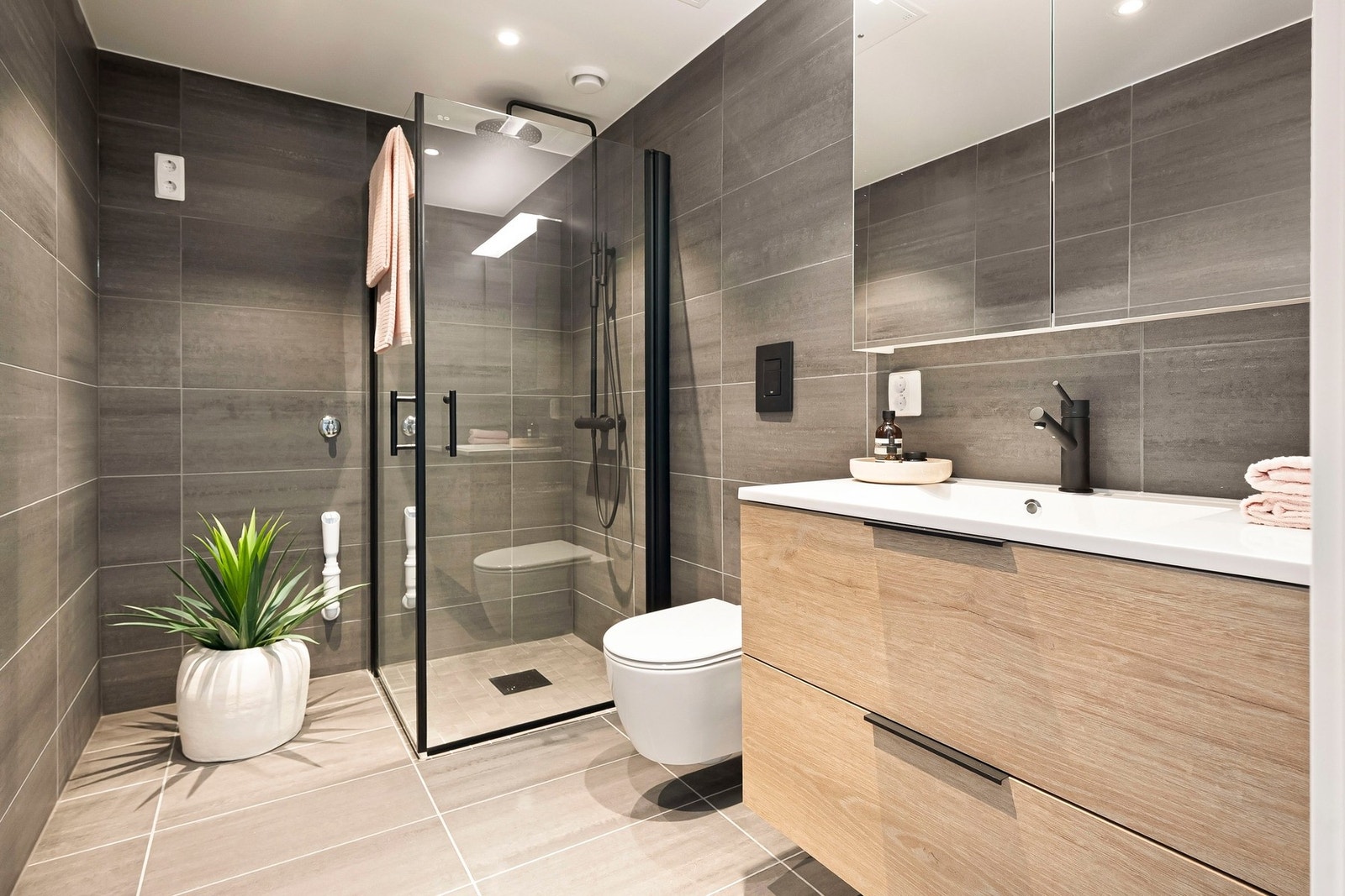 Badet har moderne farger og materialer - en flott sted å starte dagen. Galleribilde
