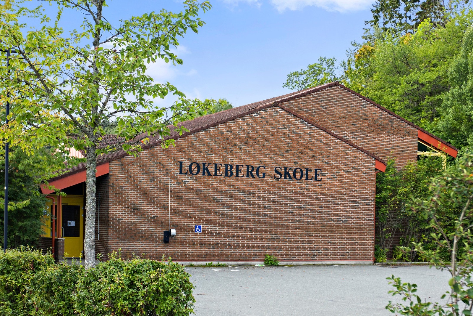 Løkeberg barneskole ligger 6 minutters gange fra boligen Galleribilde