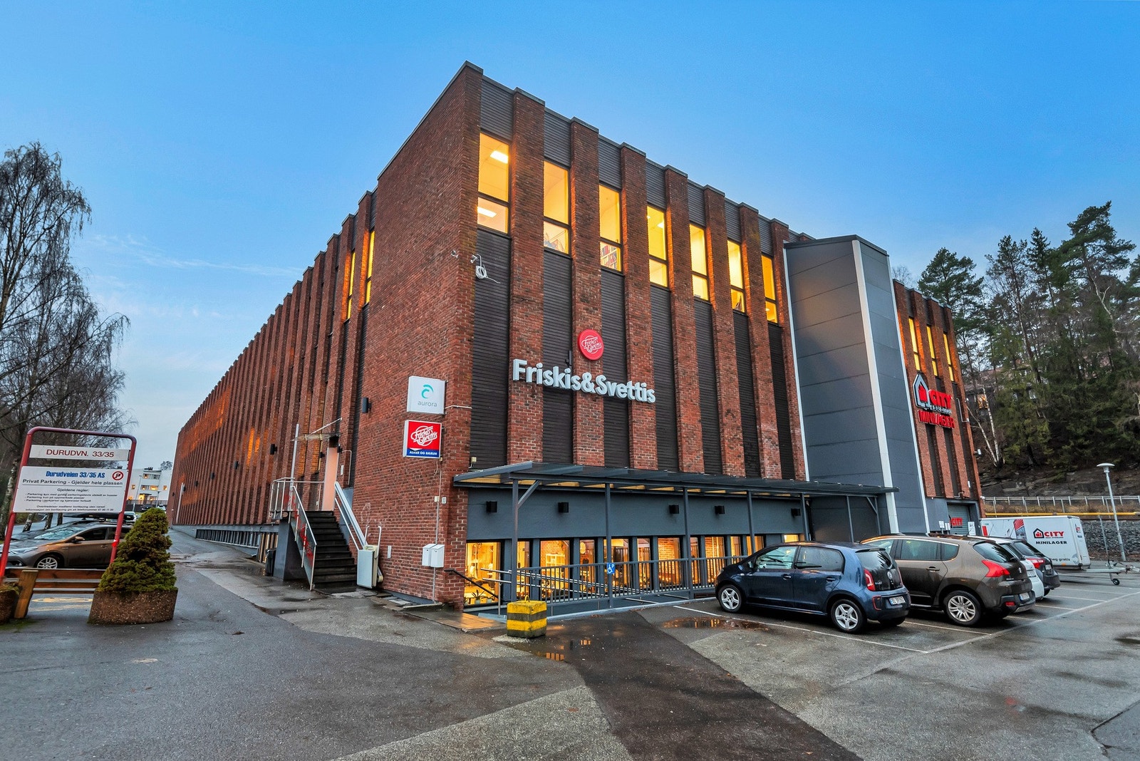 I tillegg til flere flotte tur- og aktivitetsmuligheter i nærområdet, finner du også treningssenteret Friskis&Svettis 7 minutters gange fra boligen Galleribilde