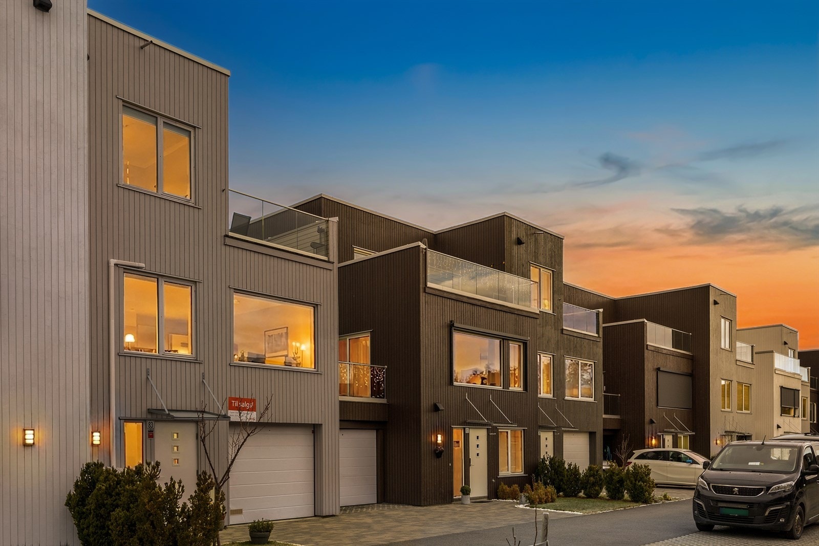 Velkommen til Fossumsvingen 83 - En kjedet enebolig fra 2021 som kombinerer komfort, kvalitet og beliggenhet på en svært god måte. Foto: Exponering Svein Michaelsen. Kveldsbildet er digitalt redigert Galleribilde