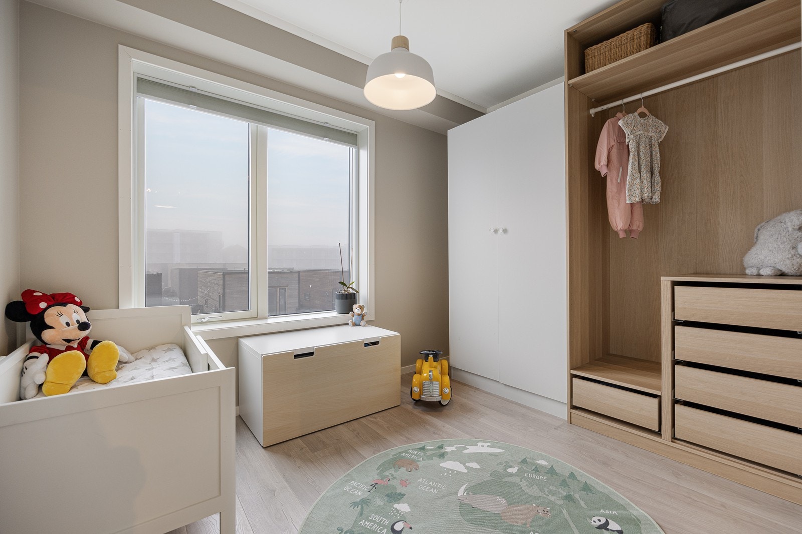 Soverom 3 i tredje etasje med god garderobeplass og moderne overflater Galleribilde