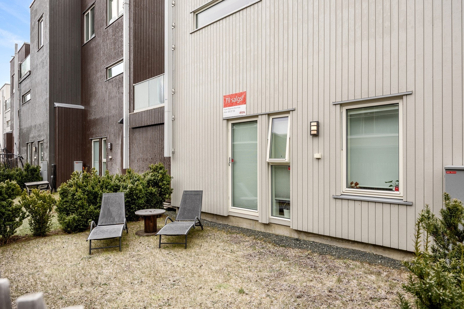 På baksiden av boligen er det en hage med plen, hekk og gjerde. Her er det plass til f.eks. en trampoline e.l. Galleribilde