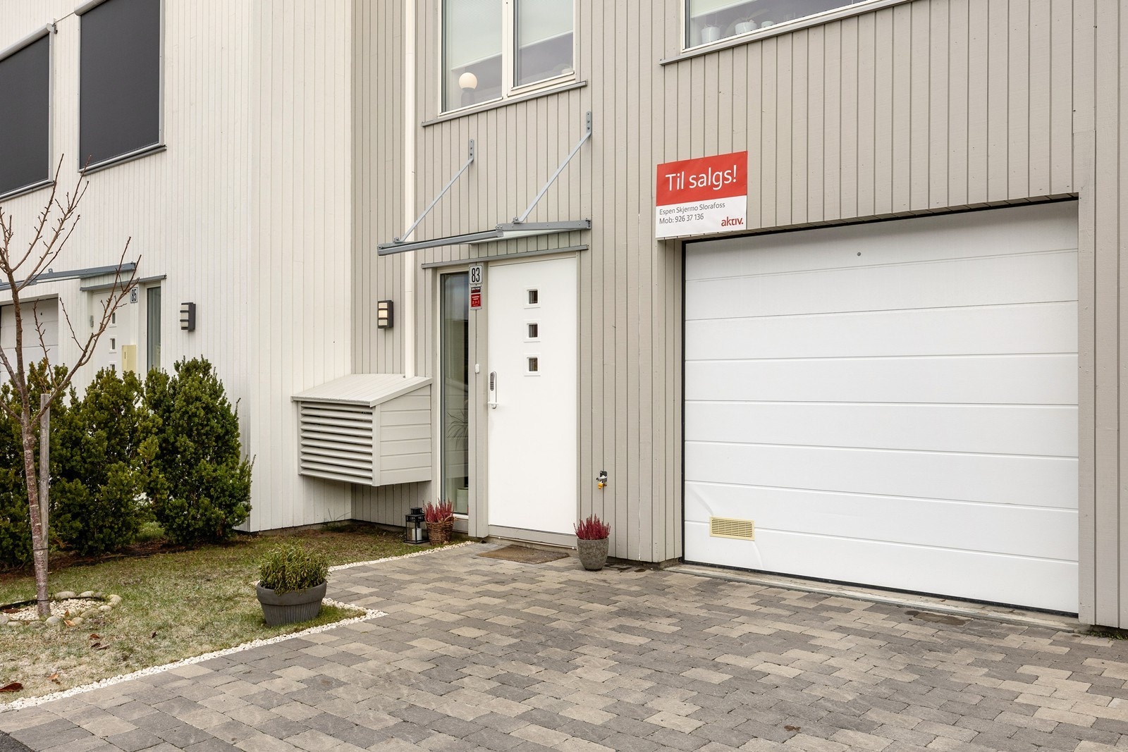 Inngangssiden gir et godt førsteinntrykk, med stilren fasade og velstelt uteareal. Velkommen inn! Galleribilde