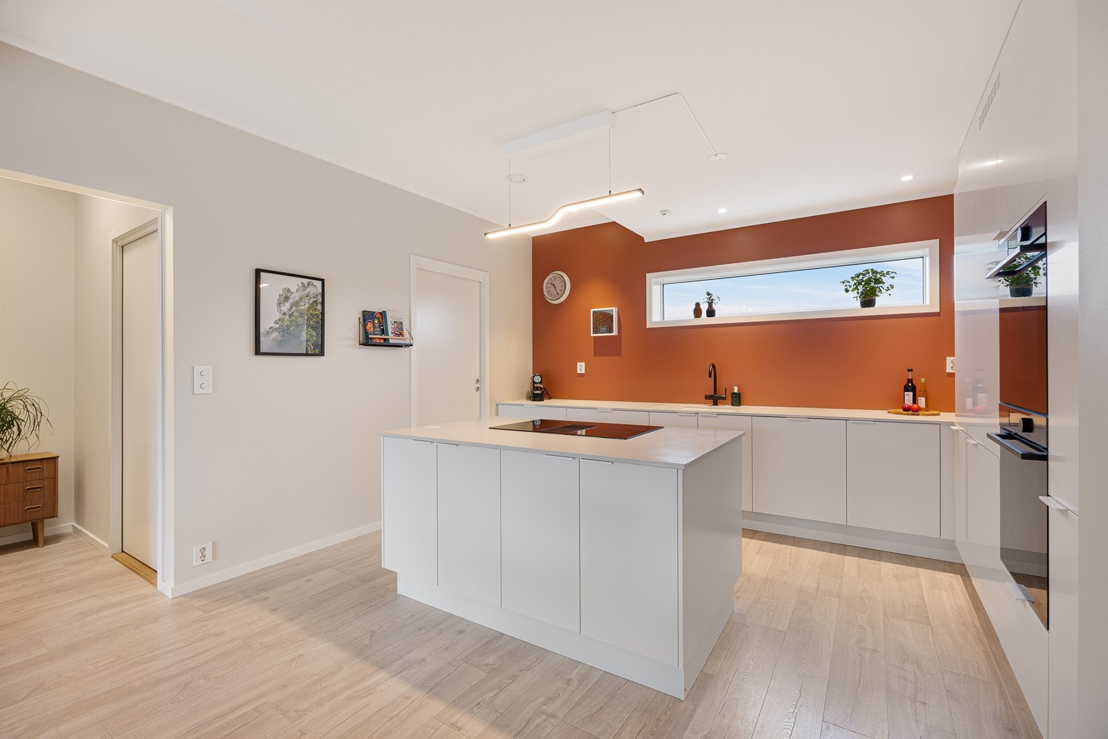 Kjøkkenet har stilren og funksjonell Sigdal-innredning med mye oppbevaringsplass og gode arbeidsflater, kombinert med moderne løsninger og integrerte hvitevarer Galleribilde