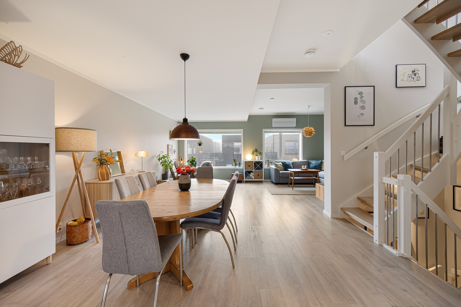 Andre etasje er et naturlig samlingspunkt for familien, med naturlig flyt mellom stue, spisestue og kjøkken Galleribilde