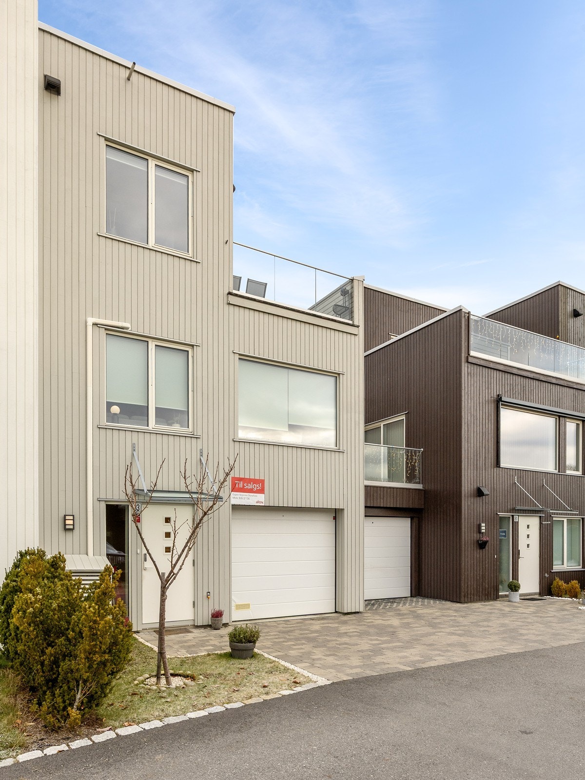 Det er parkering i eller utenfor en integrert garasje med elektrisk port. Det er elbil-lader i garasjen Galleribilde