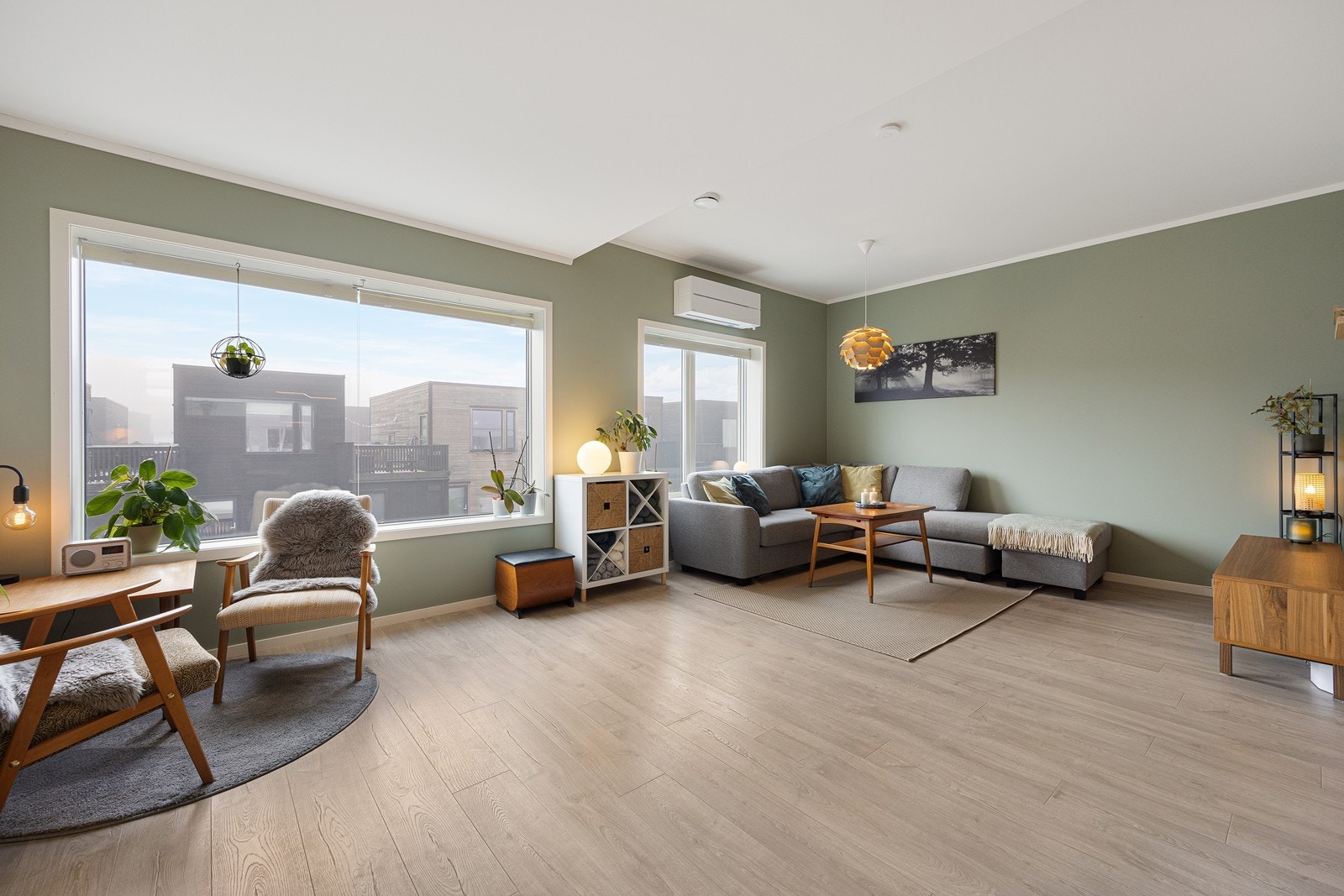 Etasjen har vannbåren gulvvarme, og i 2024 ble det montert varmepumpe for ekstra komfort gjennom året - spesielt om sommeren Galleribilde