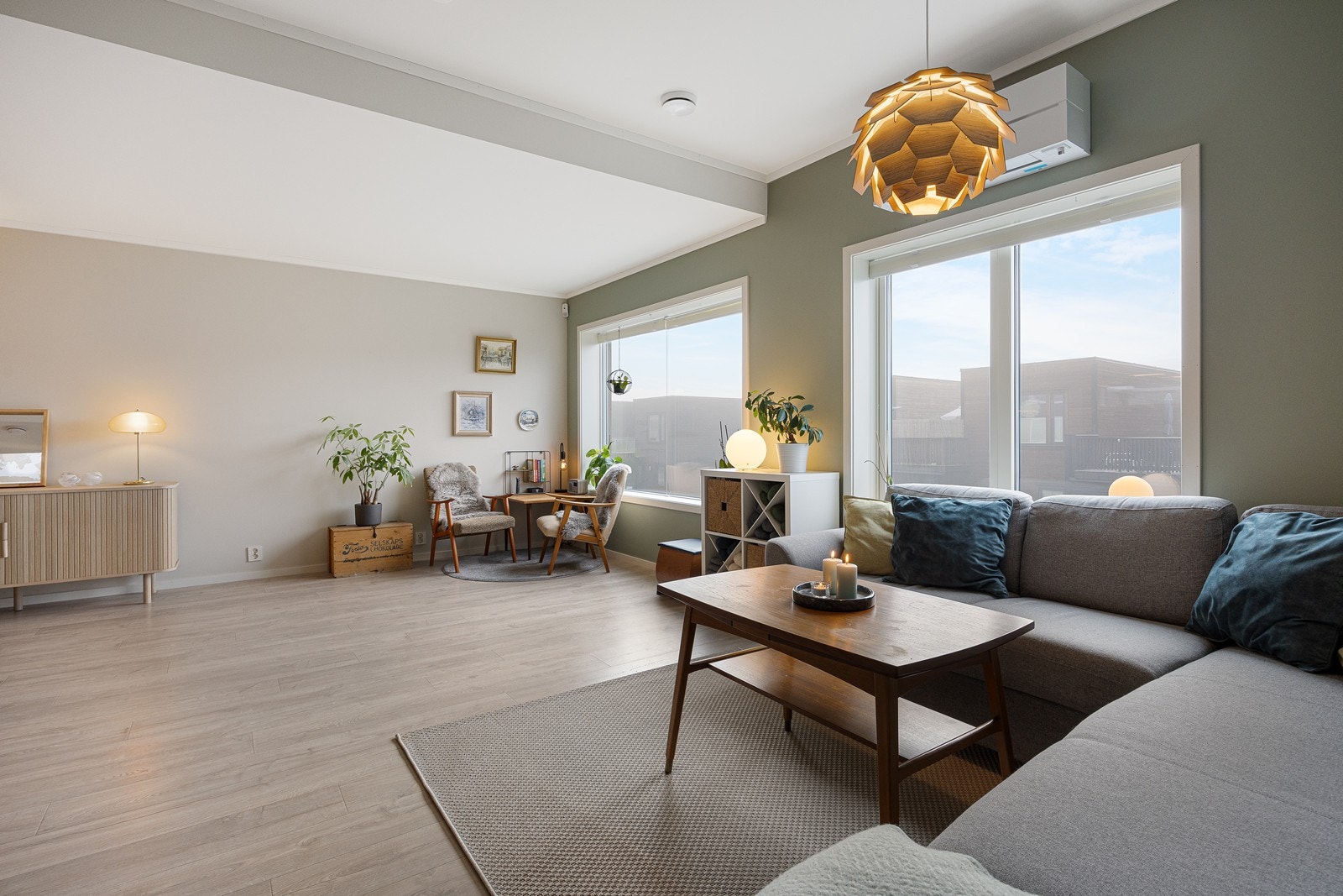 Rommet har gjennomgående lys fra store vinduer i stuen og et høytsittende vindu på kjøkkenet Galleribilde