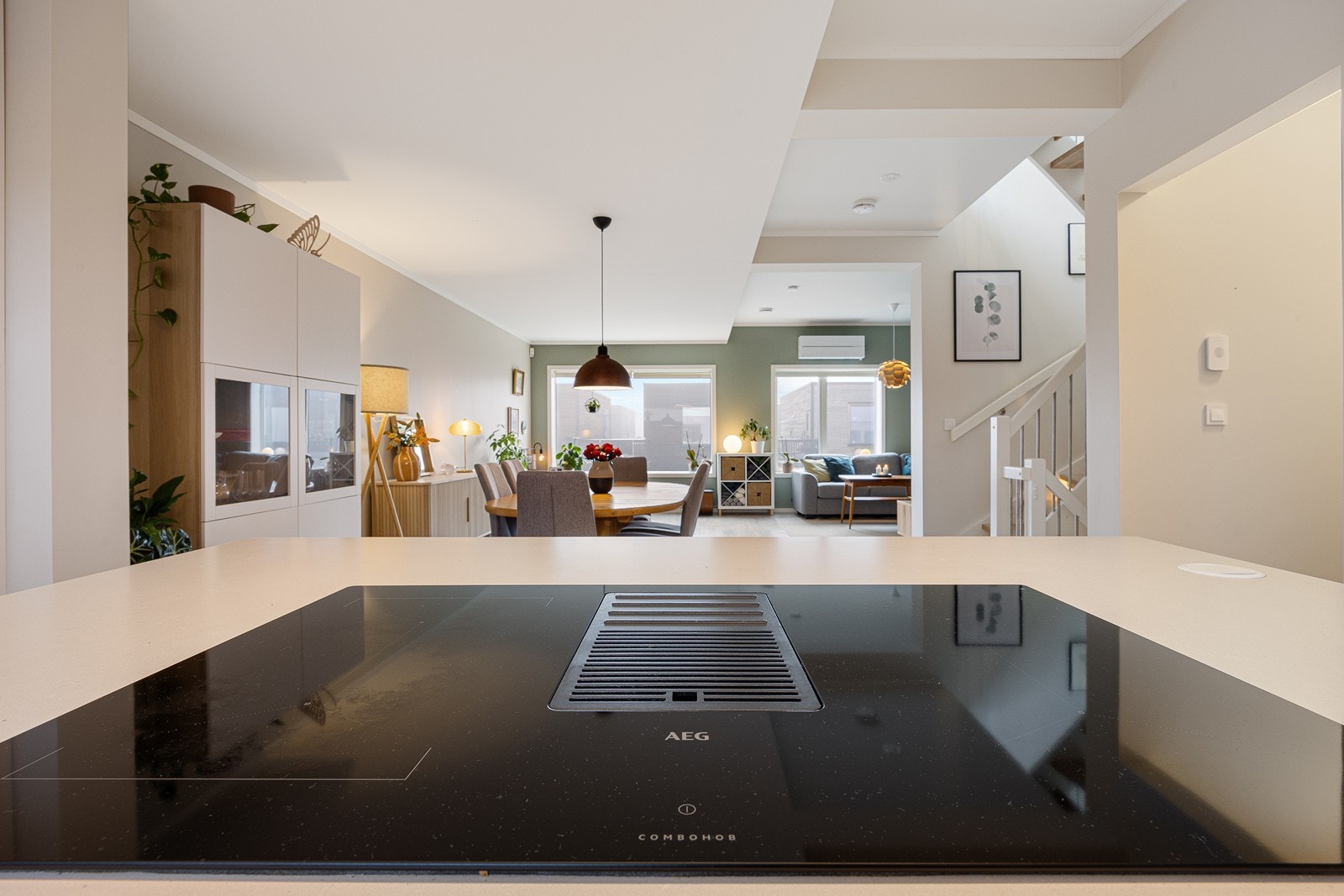 I en frittstående kjøkkenøy er det nedfelt induksjonstopp med integrert kullfilterventilator. Øvrige hvitevarer er i form av to stekeovner i høyskap, oppvaskmaskin, kjøleskap og fryseskap Galleribilde