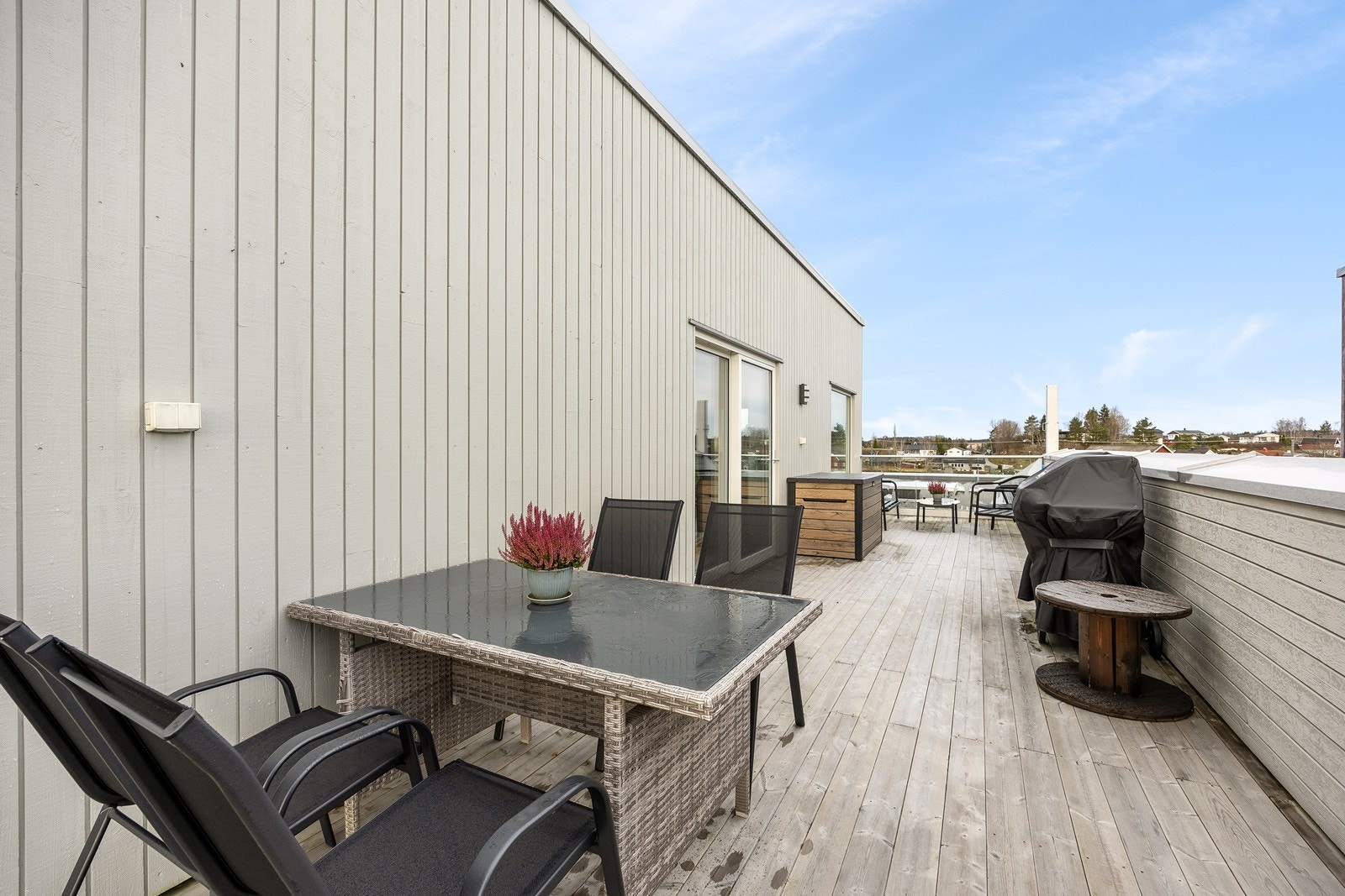 Takterrassen nyter godt av solen fra tidlig morgen og måler ca. 30 kvm Galleribilde