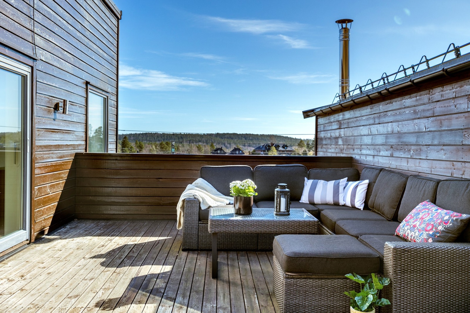 Fra stuen i 2.etasje er det utgang til en romslig terrasse på ca. 75 kvm. Galleribilde