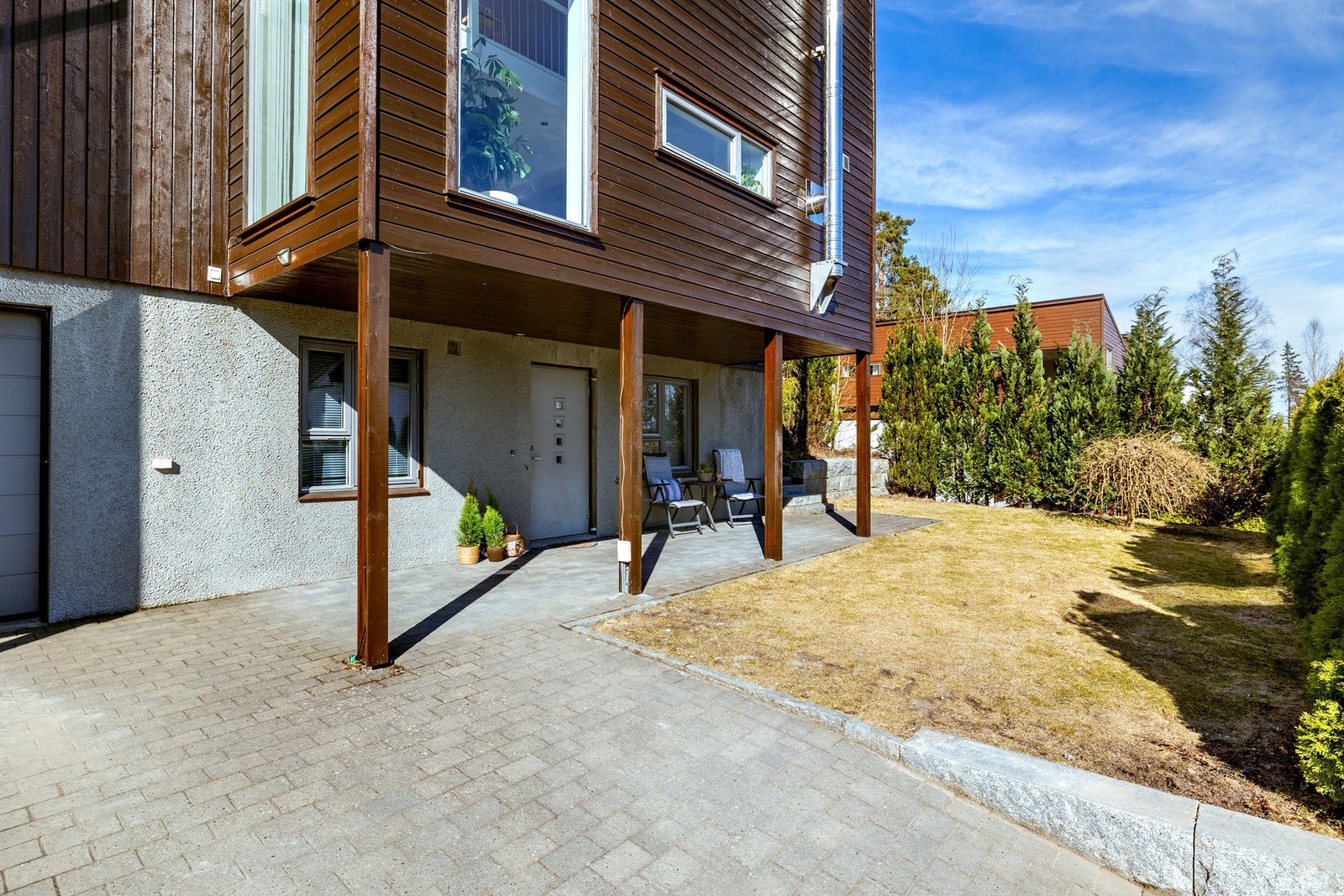 Det er parkering i garasje og på egen gårdsplass. Galleribilde