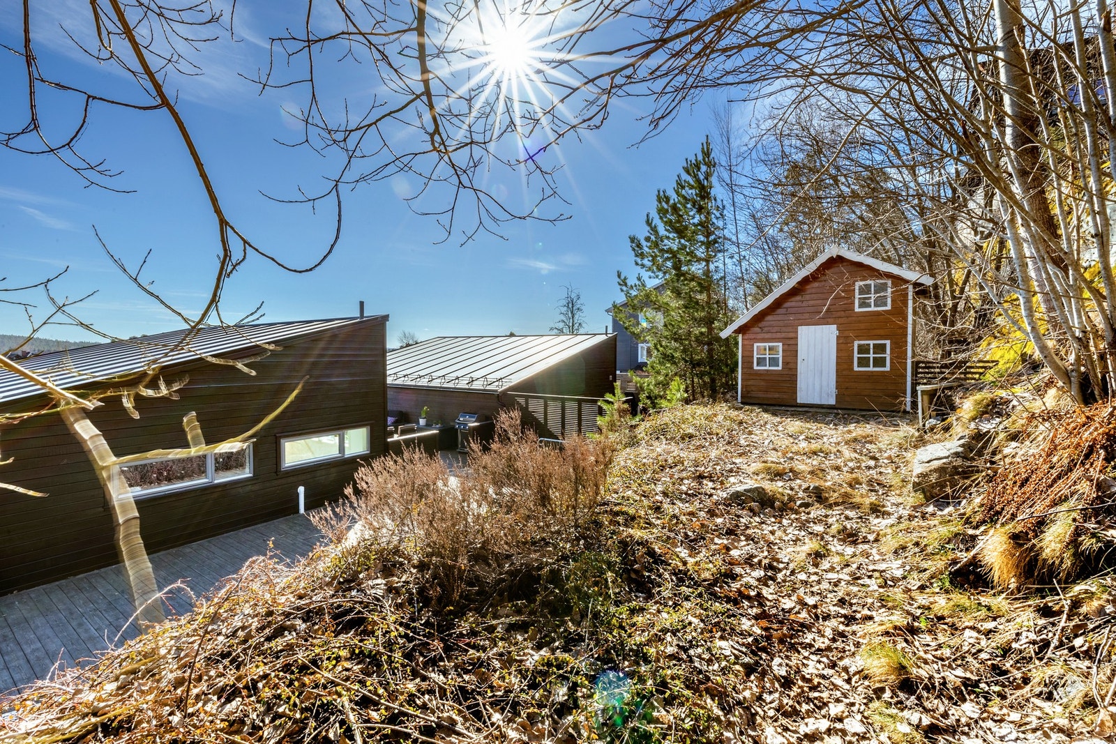 Boligen byr også på en sjarmerende dukkestue, som er et hyggelig supplement for barnefamilier og bidrar til et familievennlig uterom. Galleribilde