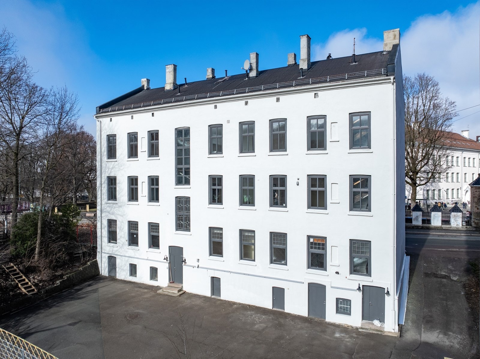 Fasade og gavlvegger ble renovert med ny puss, grunning og maling i 2025. Alle vinduer ble slipt og malt samtidig og piper ble pusset. Galleribilde