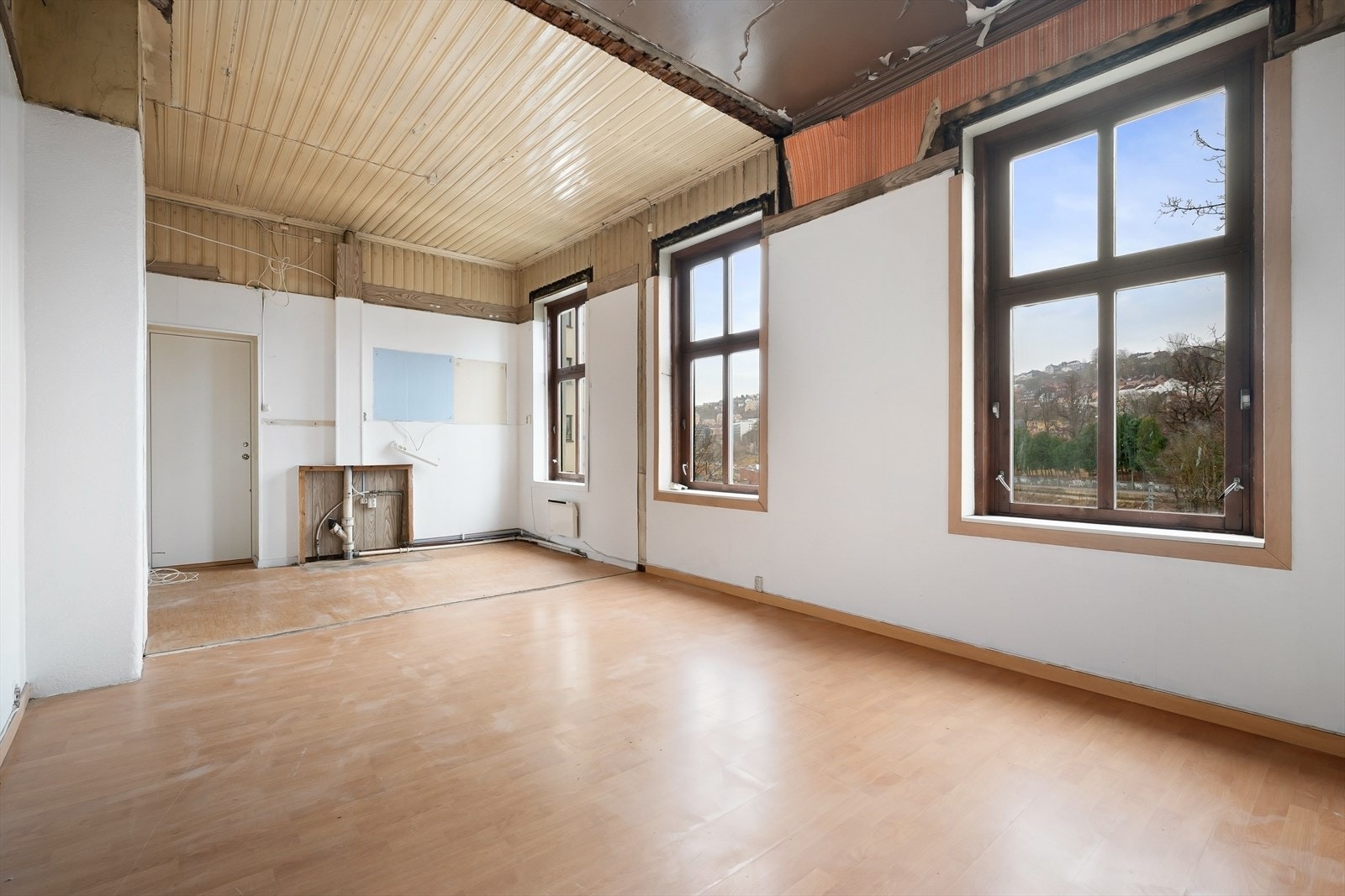 Leiligheten har gjennomgående store vindusflater slipper inn rikelig med daglys. Galleribilde