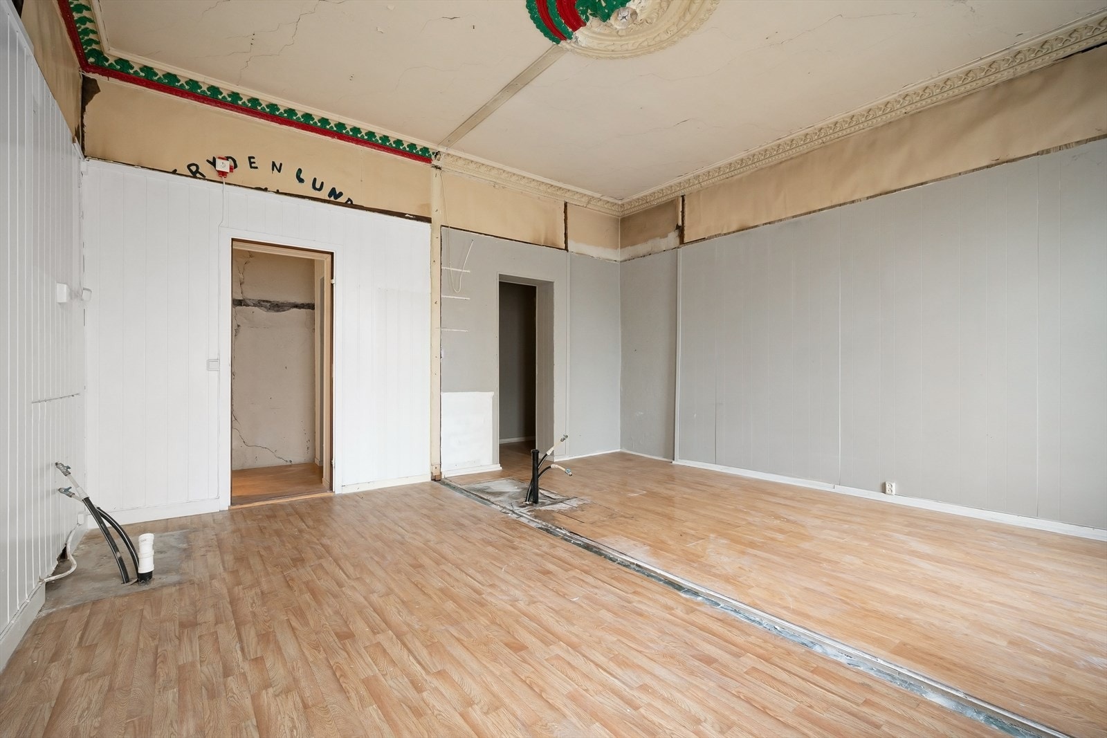 Klassisk leilighet med stort potensiale, takhøyde på over 3 m og mange muligheter. Galleribilde