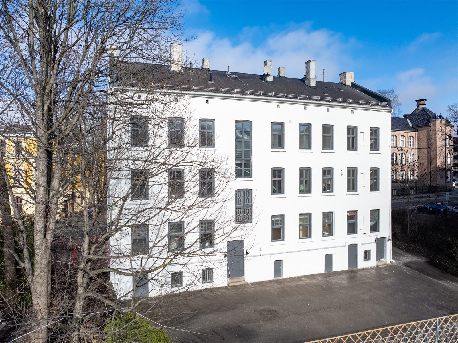 Mulighet for å kjøpe parkeringsplass i bakgård. Konferer med megler. Galleribilde