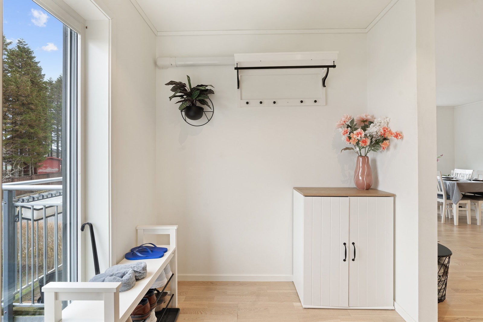 Entré med god plass til oppheng av sko og yttertøy. Galleribilde