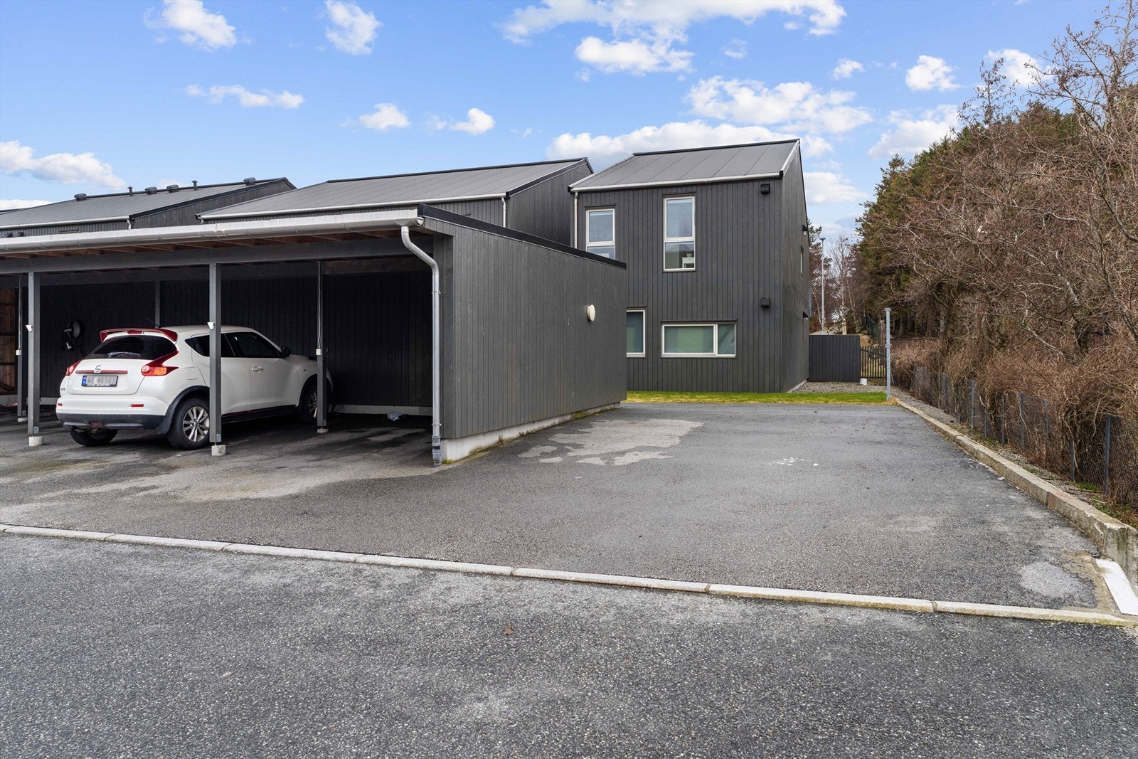 Parkering i carport og utvendig bod rett ved. Galleribilde