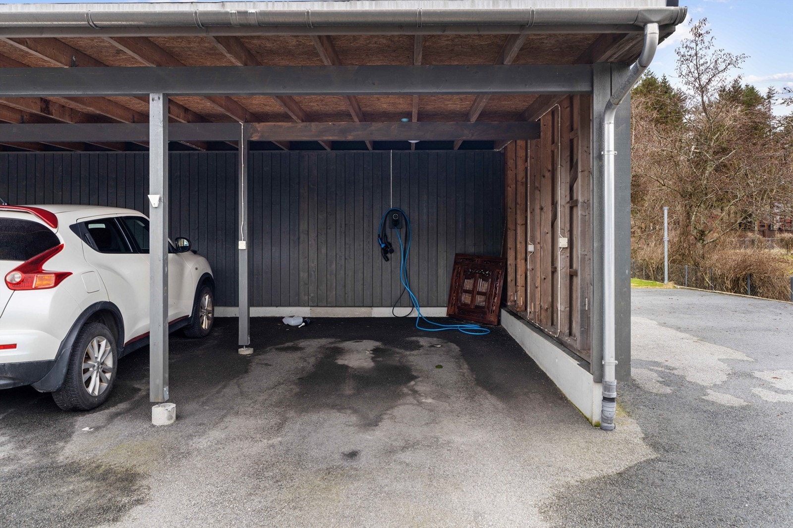 Egen biloppstillingsplass i carport med elbillader. Galleribilde