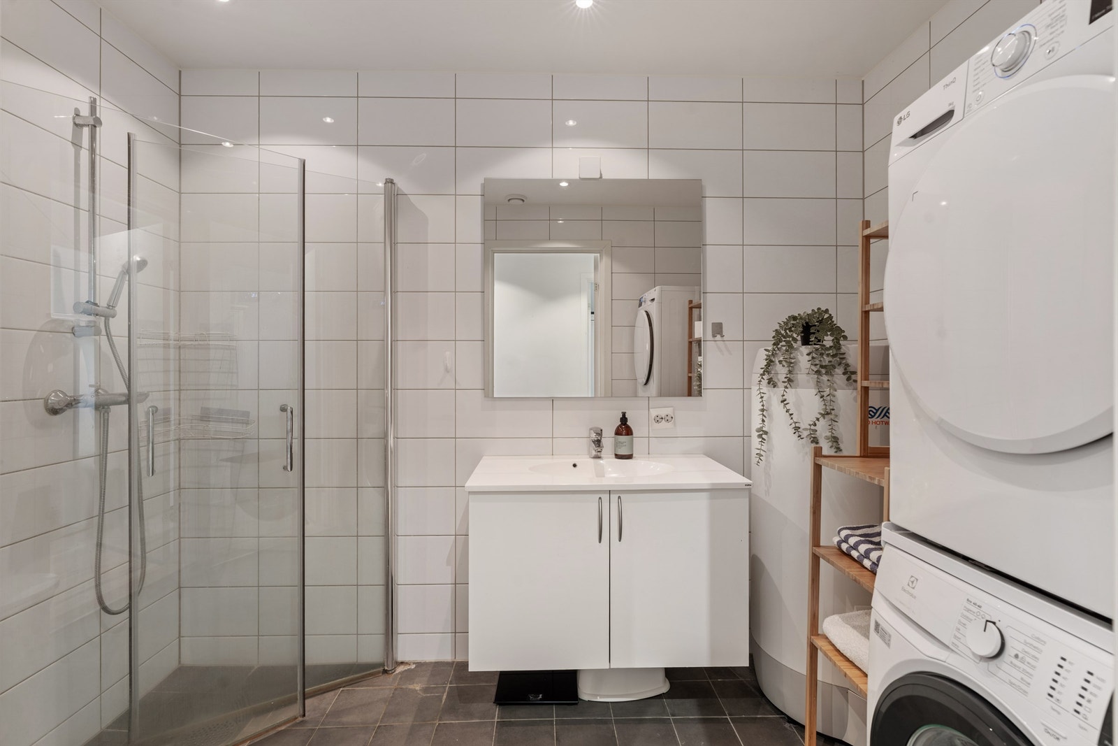 Helfliset bad med varmekabler i gulv. Galleribilde