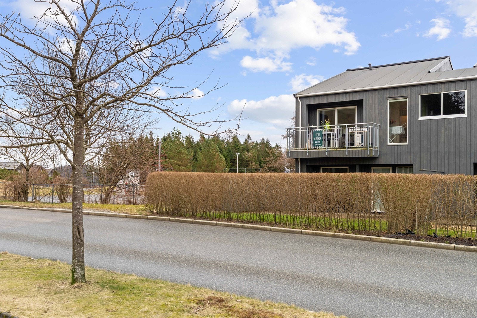 Beliggende i et populært og attraktivt område på Bogafjell, med nærhet til kollektiv transport, Bogafjell senter, turområder, skole og barnehage m.m. Galleribilde