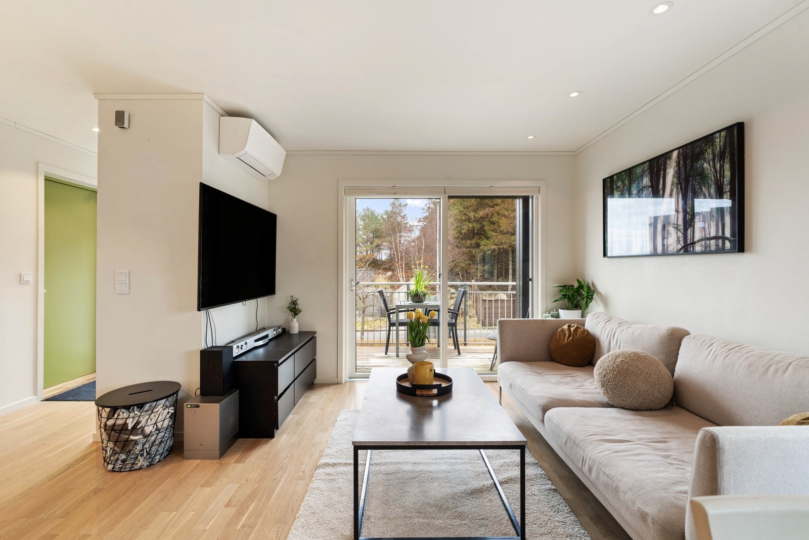 Fra stuen er det utgang til balkongen. Galleribilde