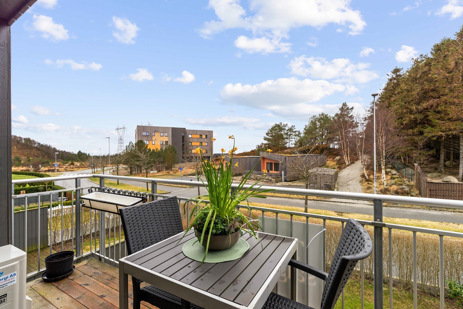 Gode solforhold på balkong fra ca. kl16 til solnedgang på sommerstid. Galleribilde