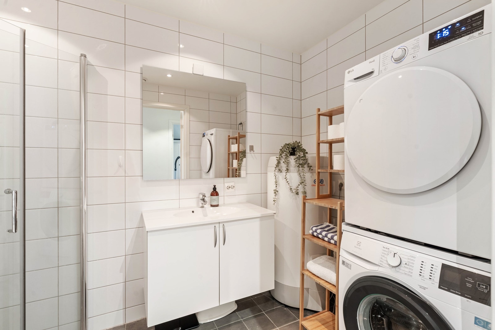 Badet er videre utstyrt med dusjhjørne, servantinnredning og toalett. Galleribilde