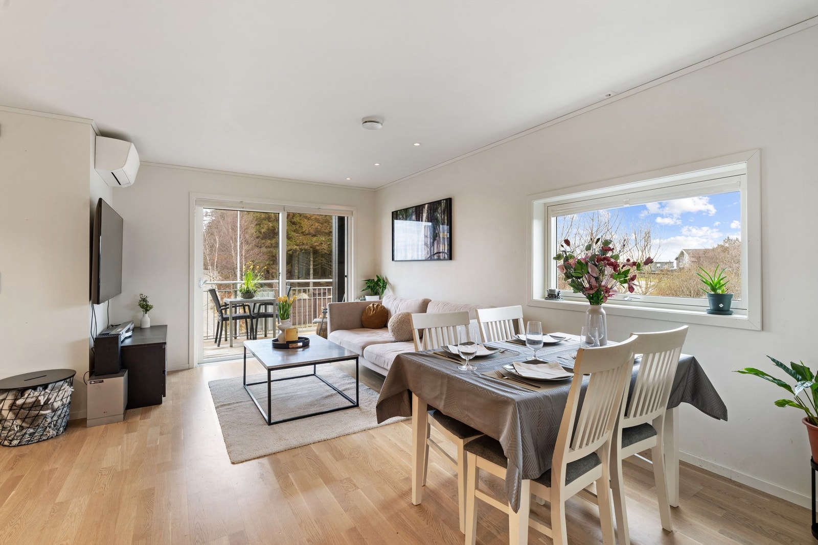 Boligen har en god planløsning og inneholder entré, stue/kjøkken, gang, bad, bod og 2 soverom. Galleribilde