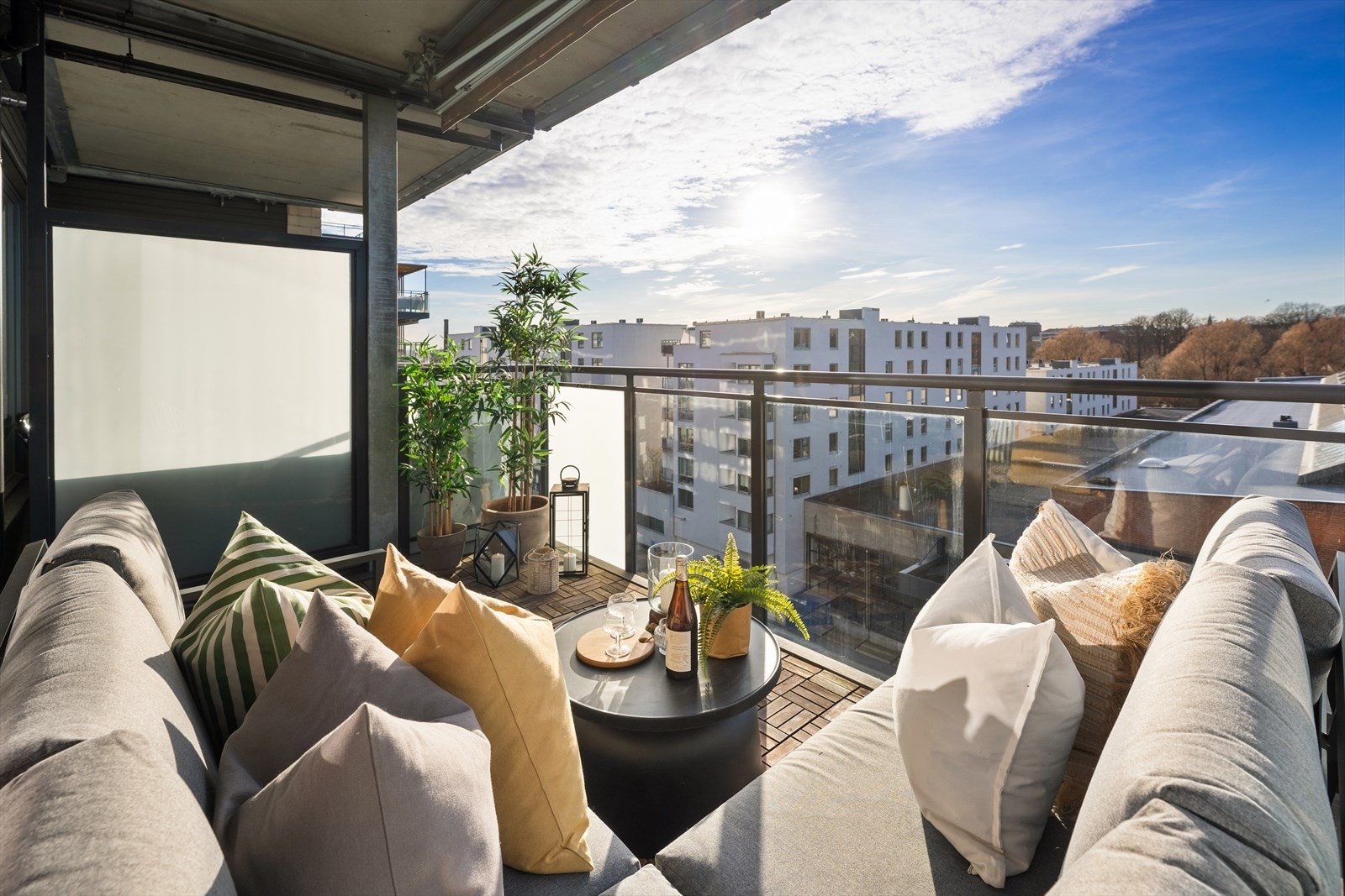 Her kan det enkelt møbleres med en romslig lounge og grill, noe som gjør at den egner seg perfekt for sosiale sammenkomster Galleribilde