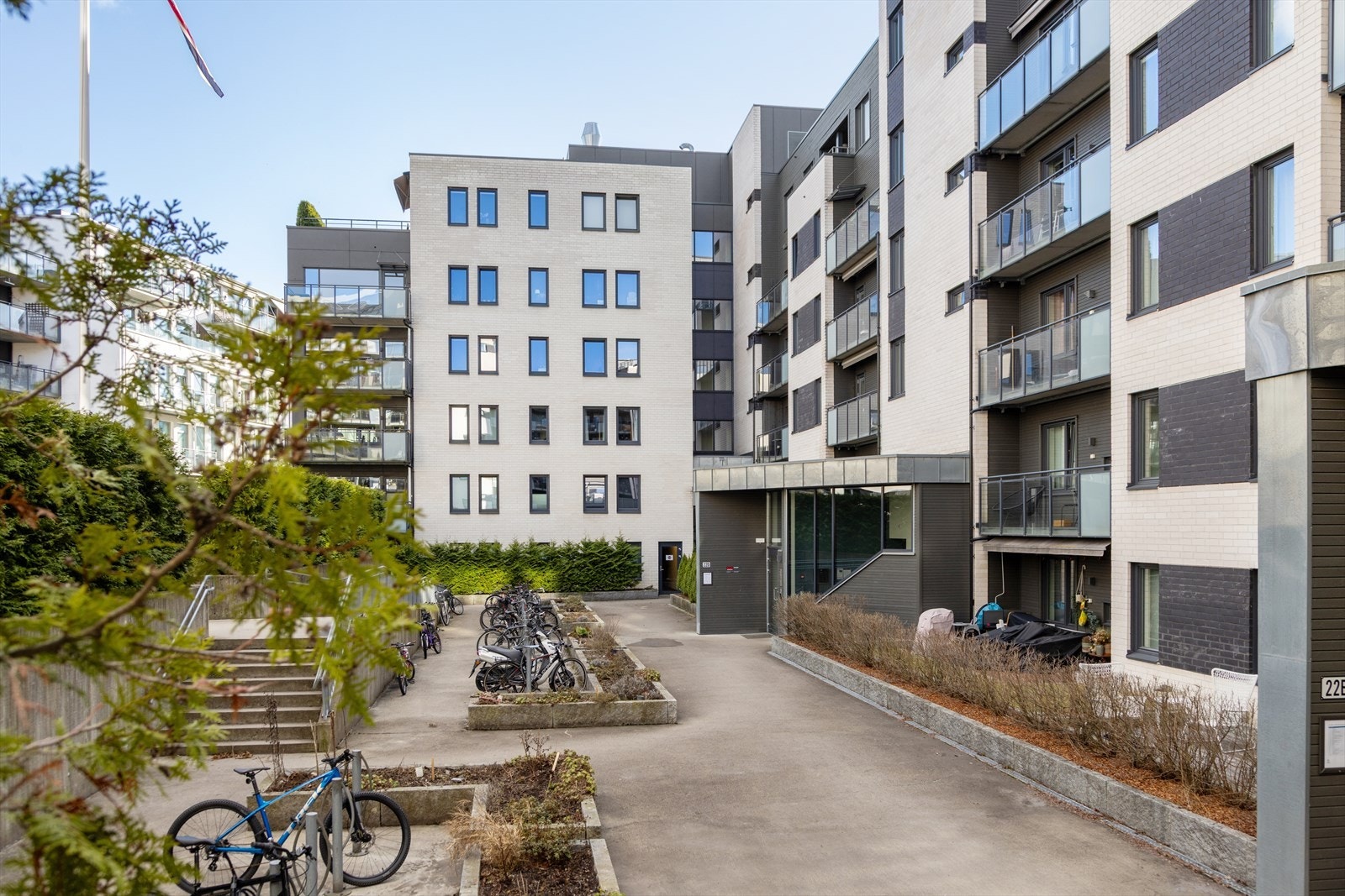 Her bor man tilbaketrukket i rolige omgivelser, samtidig med alt du trenger i umiddelbar nærhet, inkludert en stor Rema 1000 kun ca 30 meter fra hovedinngangen til sameiet Galleribilde