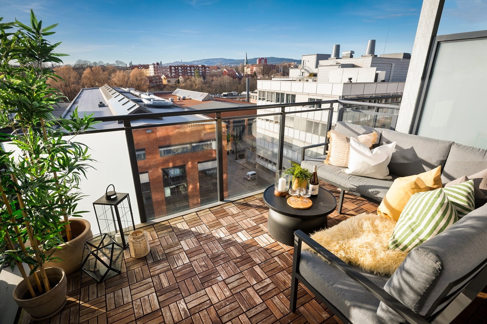 Balkongen er helt ideel for avslapning og her kan late dager i sola nytes i tilbaketrukkede og rolige omgivelser - perfekt for rolige morgener eller lange sommerkvelder Galleribilde