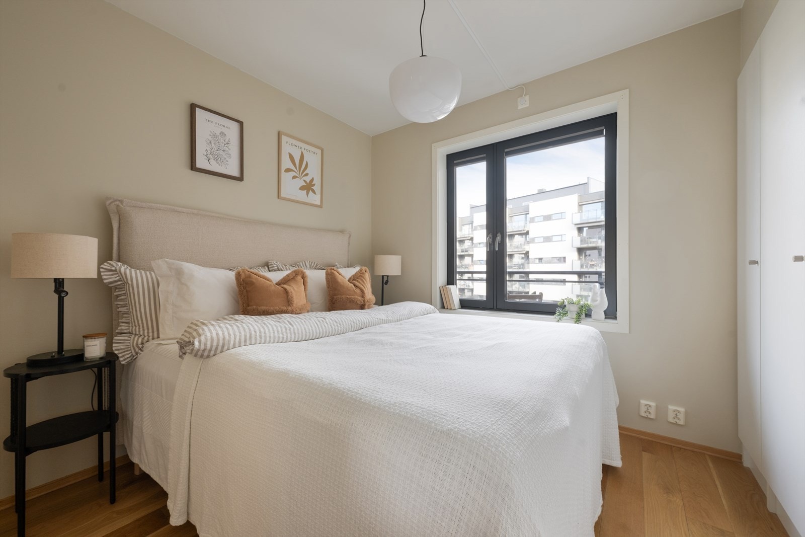 Stort master soveværelse med god plass for stor dobbeltseng og annet interiør, med rolig beliggenhet inn mot bakgården - her kan ro og stillhet nytes når kvelden senker seg Galleribilde