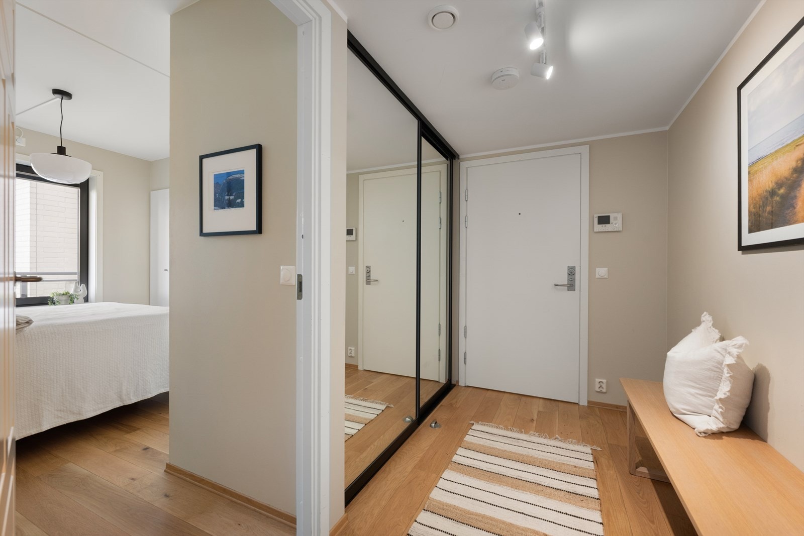 Inngangspartiet er av god størrelse og her har man god plass for å møblere med sittegruppe eller skjenk - også rikelig med lagringsplass i den integrerte skyvedørsgarderoben Galleribilde