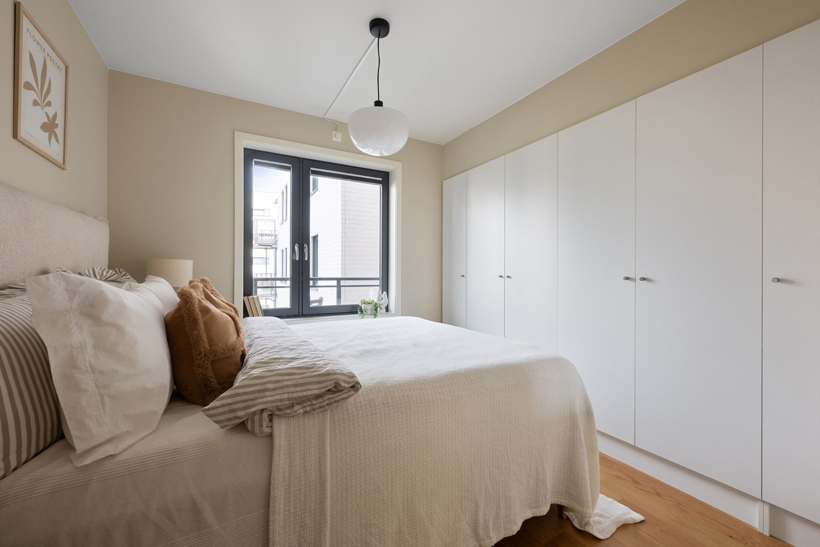 Den store, integrerte garderoben byr på rikelig med lagringsplass Galleribilde