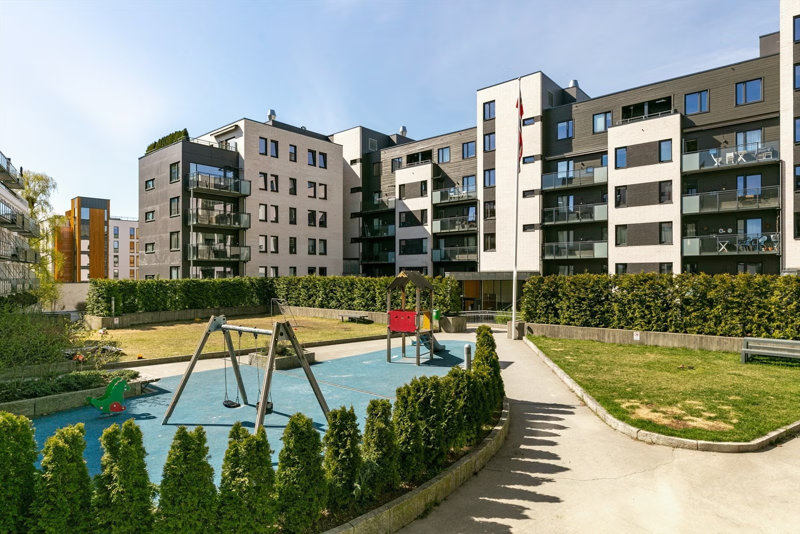 Populære Torshov Torg har en tiltalende og skjermet bakgård med pene grøntarealer og hyggelige sittegrupper Galleribilde