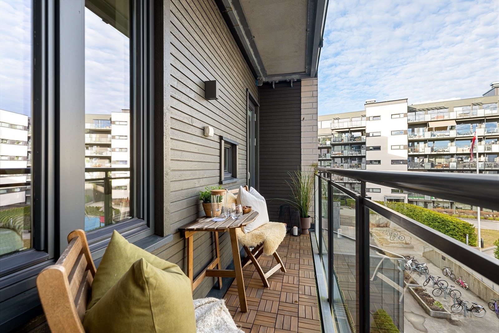 Her er det god plass for å møblere med en hyggelig sittegruppe, hvor man kan nyte kaffen i morgensolen Galleribilde