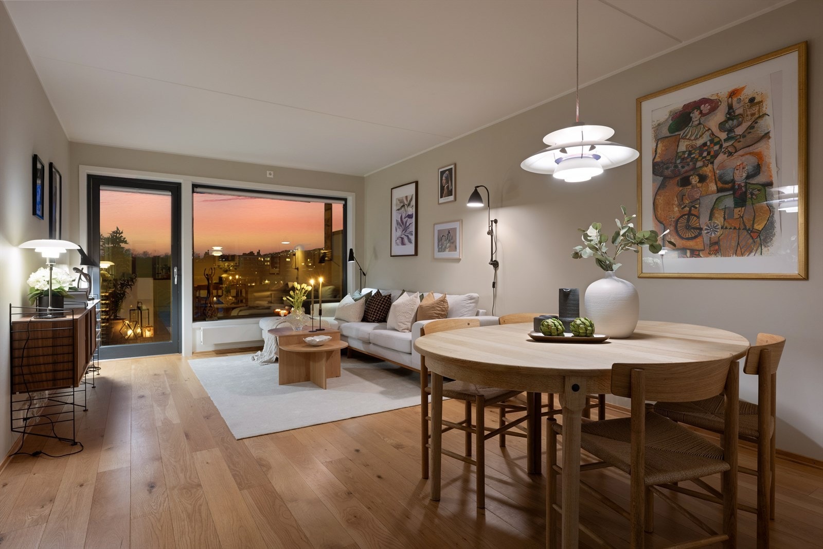 Nydelige solnedganger som senker seg bak Holmenkollåsen setter virkelig stemningen ved middagsbordet Galleribilde